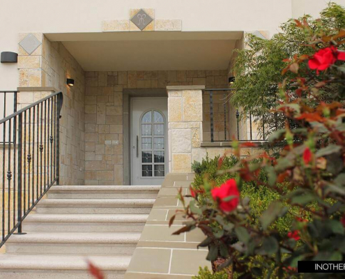 klasicna-vrata-v-konbinaciji-z-kamnitim-proceljem