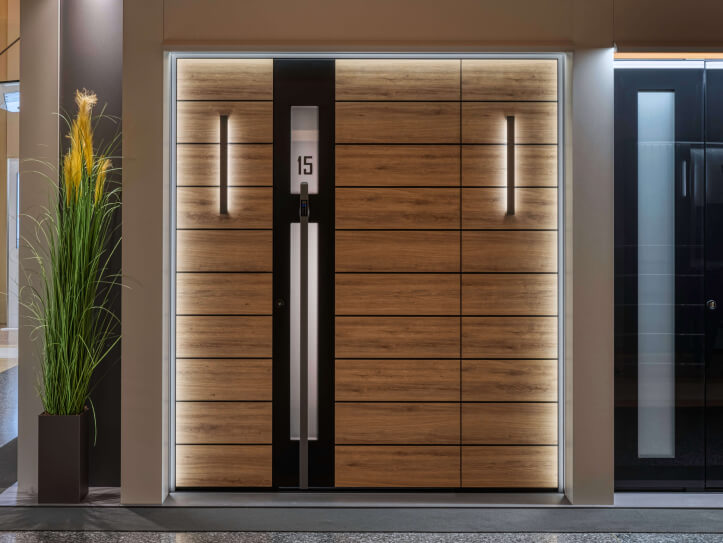 Široka vhodna vrata v lesnem dekorju z osvetlitvijo