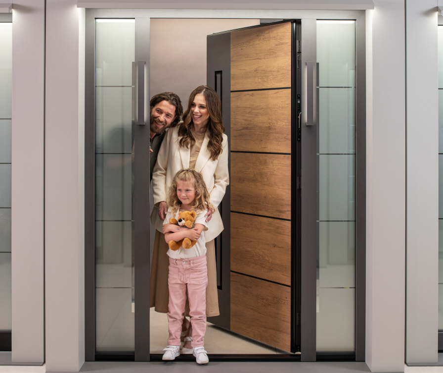 Familija kupuje nova ulazna vrata