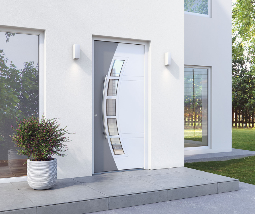 Sivo-bijela ulazna vrata s ostakljenjem.