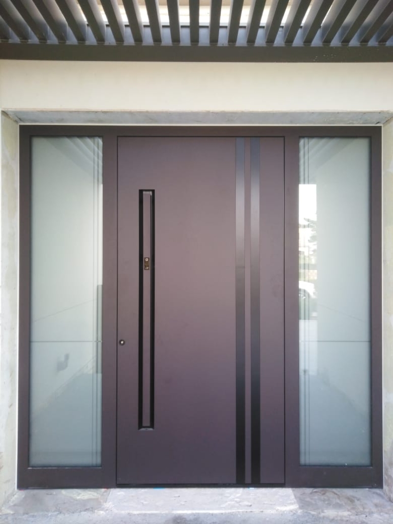 Siva vhodna vrata z obsvetlobama, poglobljenim ročajem in motivom dveh črt po celotni dolžini