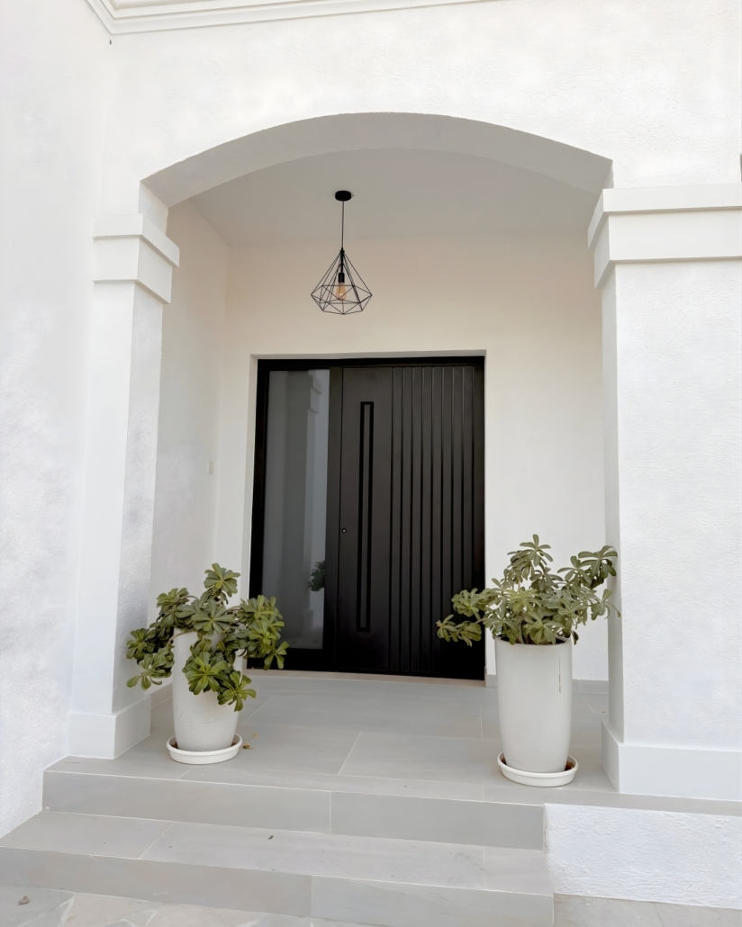 Tamna antracitna ulazna vrata s ukrasnim letvicama, uvučenom ručkom i bočnim ostakljenjem