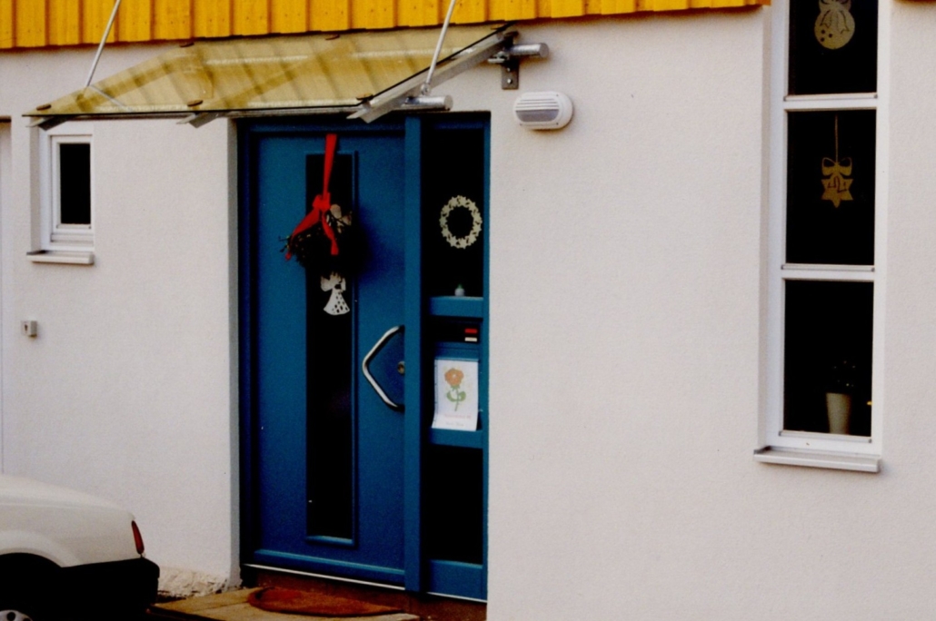 Stara slika plavih ulaznih vrata