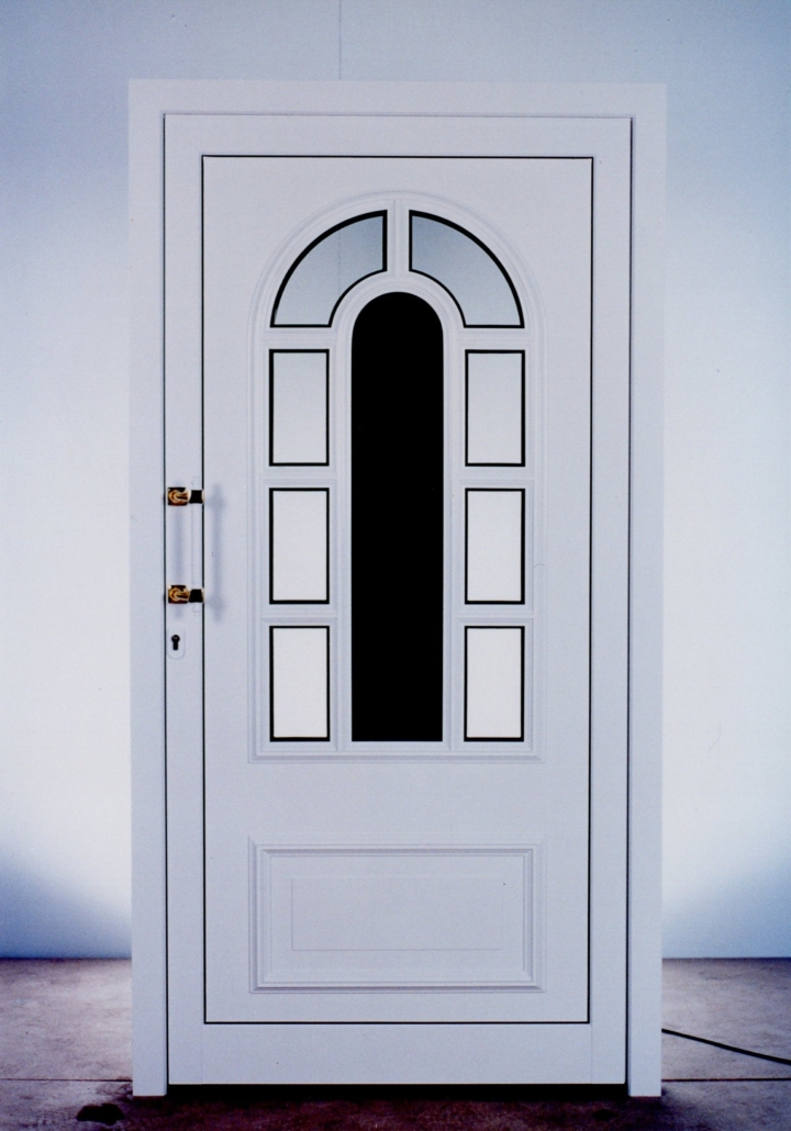 Jedna od prvih ulaznih vrata Inotherm – bijela vrata sa staklom i crnim dekorom
